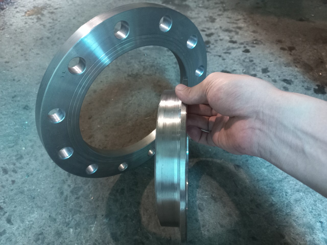 Swivel neck flange